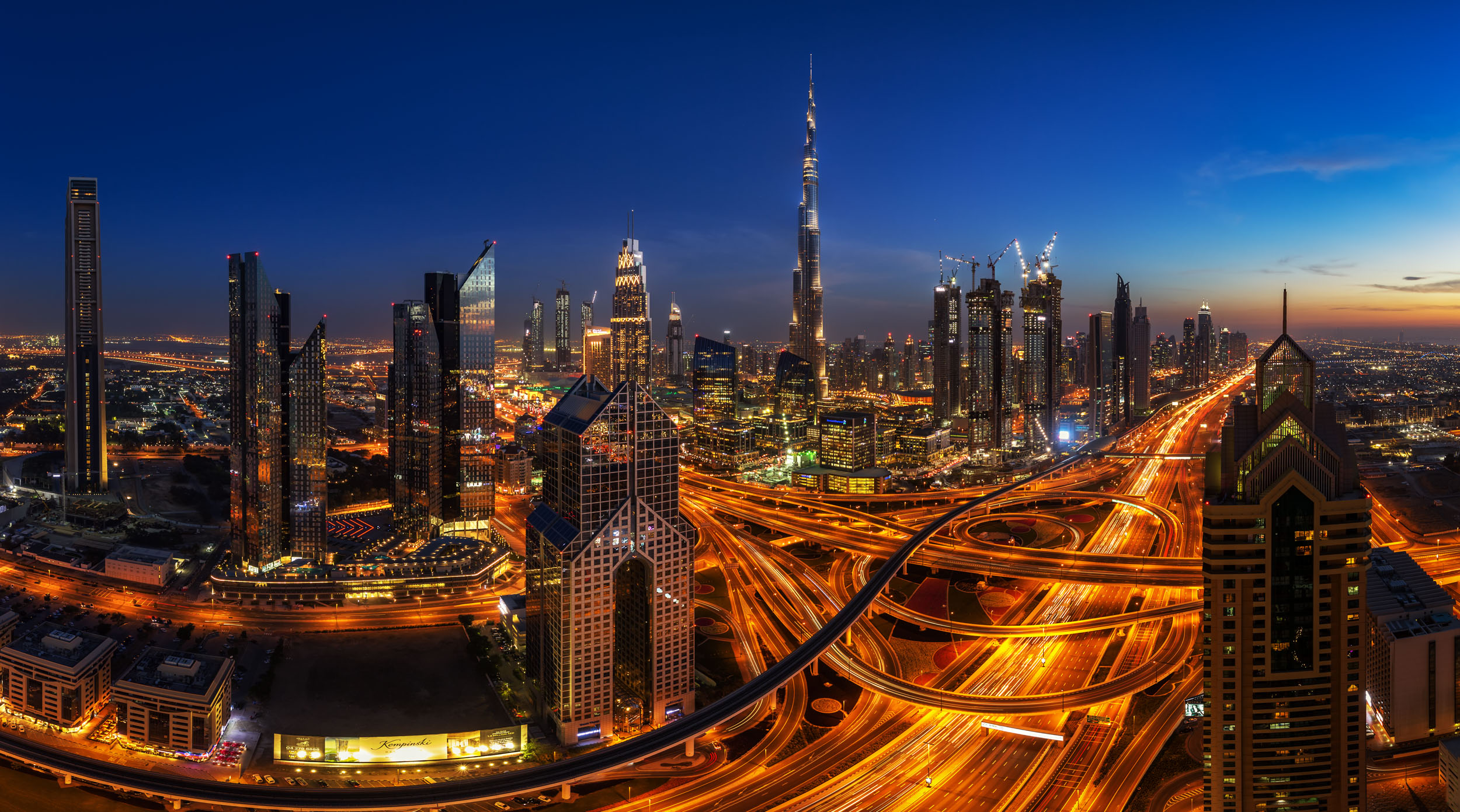 Skyline von Dubai am Abend mit Wolkekratzern von oben.