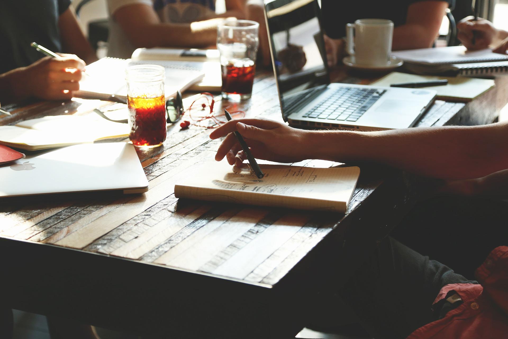 Bild mit Laptop, und Zettel und Papier