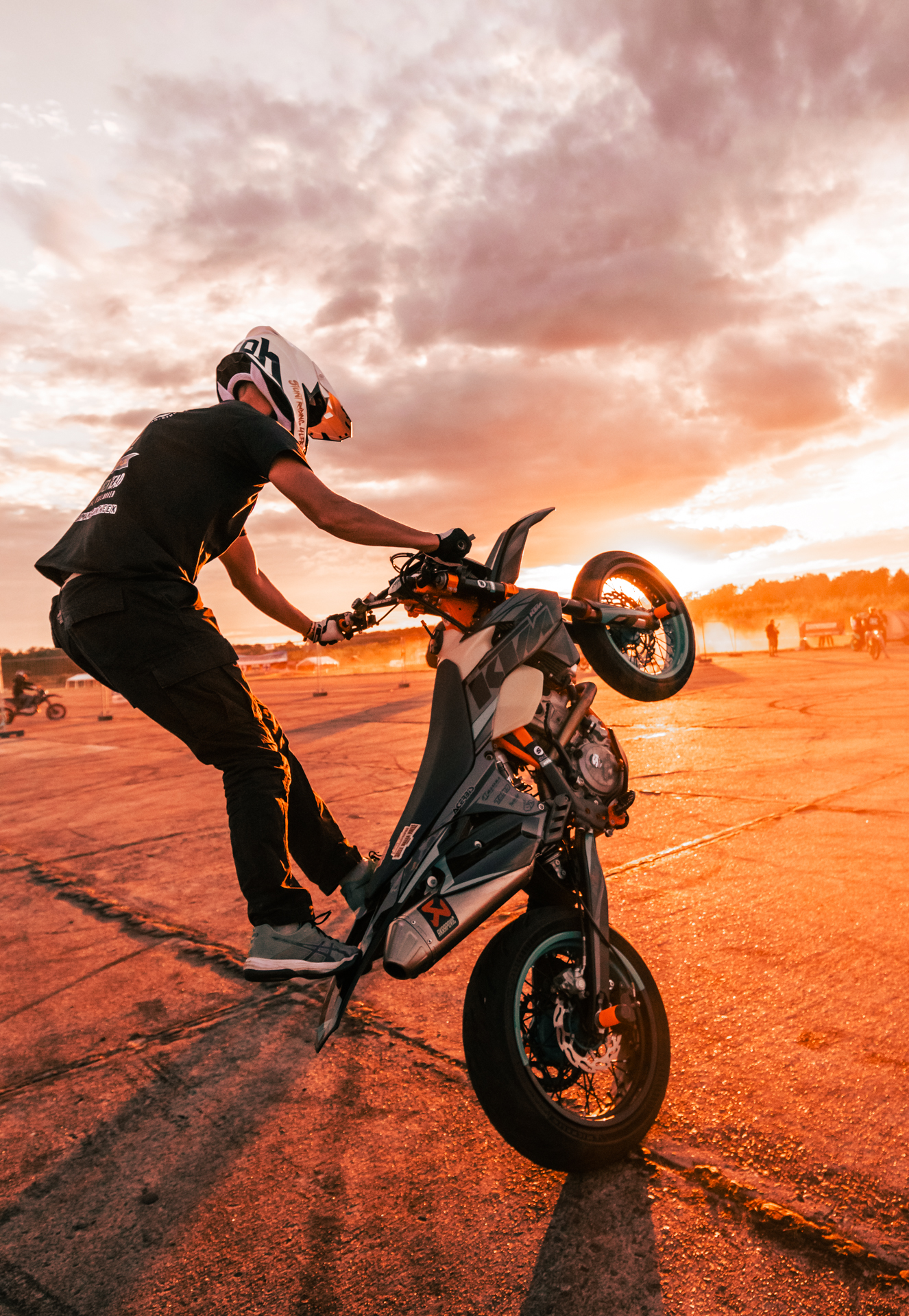 Bild zeigt Person beim Motorcross im Sonnenuntergang im Rahmen eines Fotoshootings für professionelle Businessfotos.