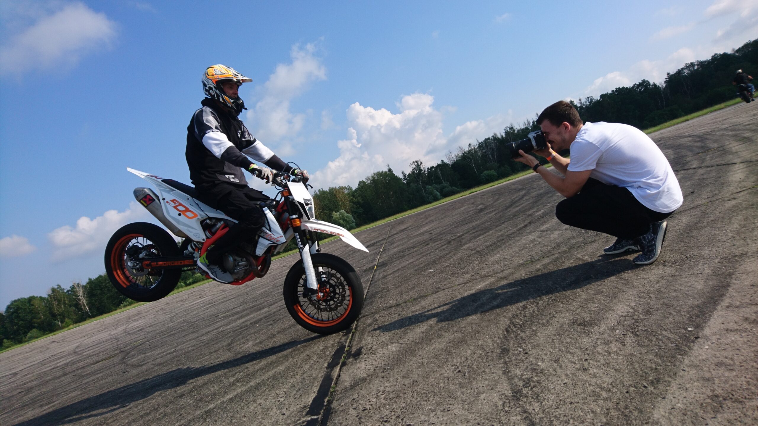 Bild zeigt Person beim Motorcross und Fotograf im Rahmen eines Fotoshootings für professionelle Businessfotos.