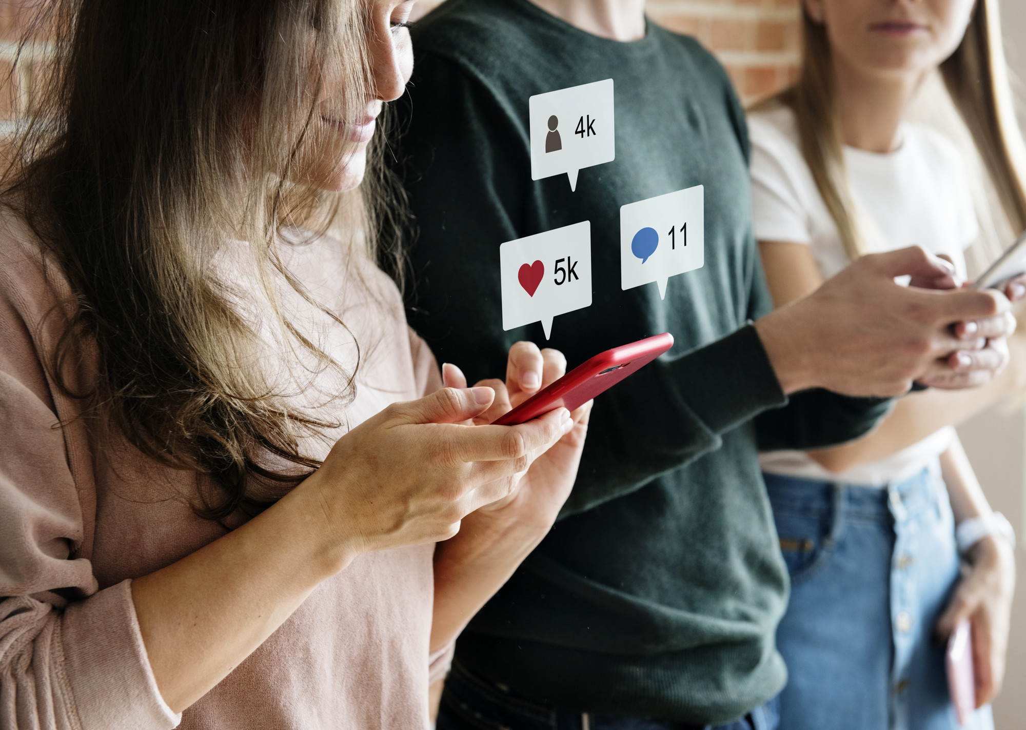 Am Tisch sitzen vier Personen, die über ein Projekt im Online-Marketing-Bereich reden.
