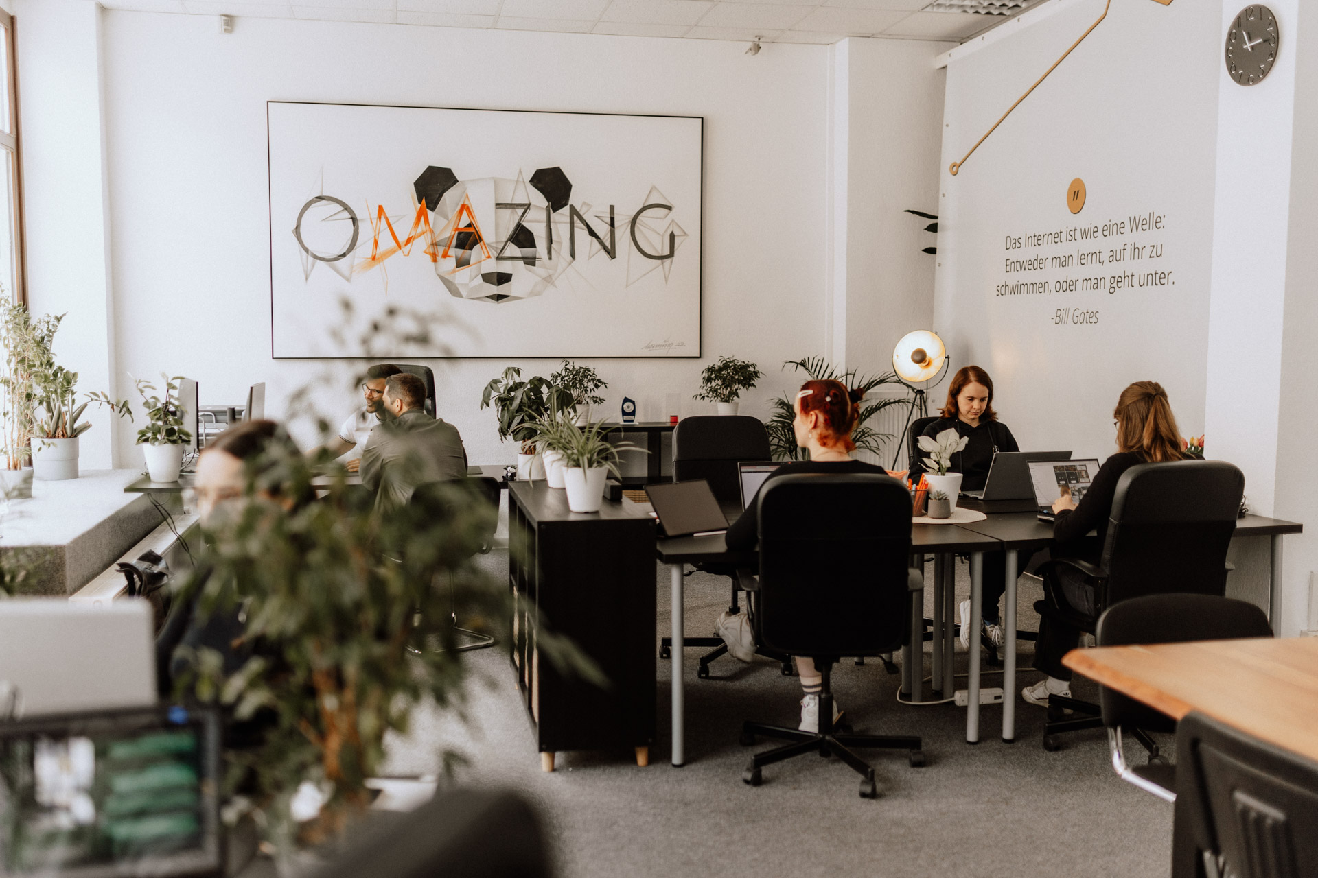 Omazing Team im Büro in Bernburg