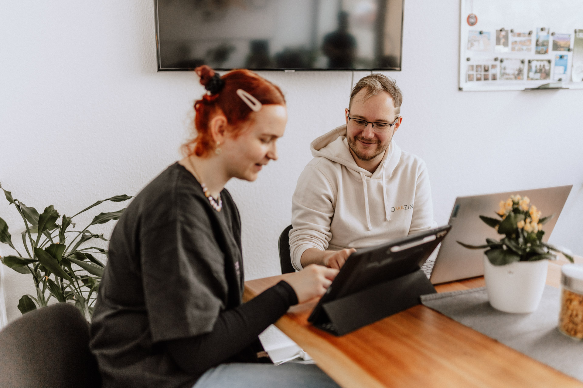 Am Tisch sitzen vier Personen, die über ein Projekt im Online-Marketing-Bereich reden.