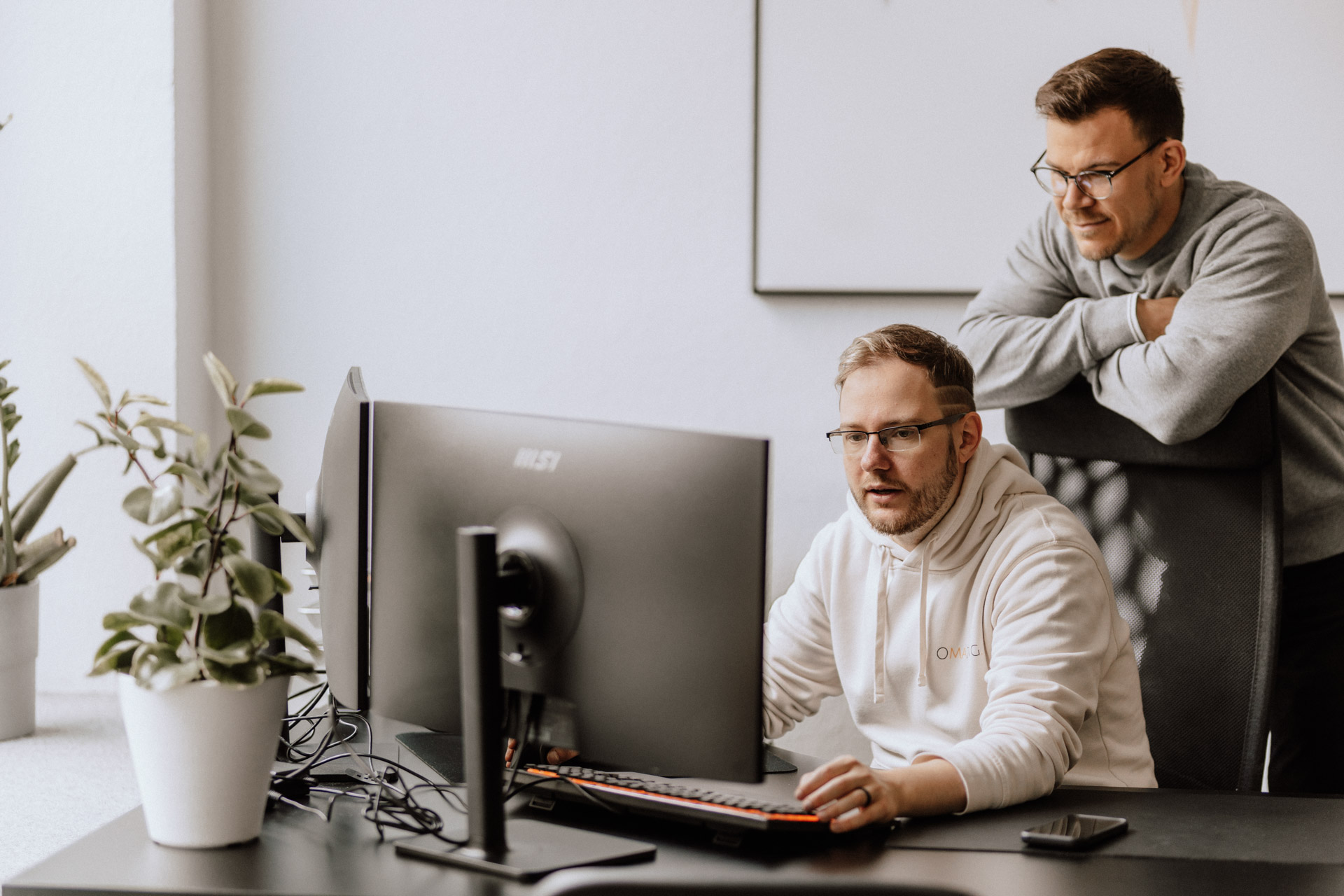 Team Omazing beim Arbeiten am PC